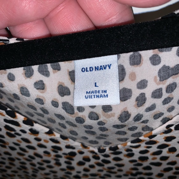 Old Navy size Large Leopard Print Flutter Sleeve Blouse - Picture 4 of 7